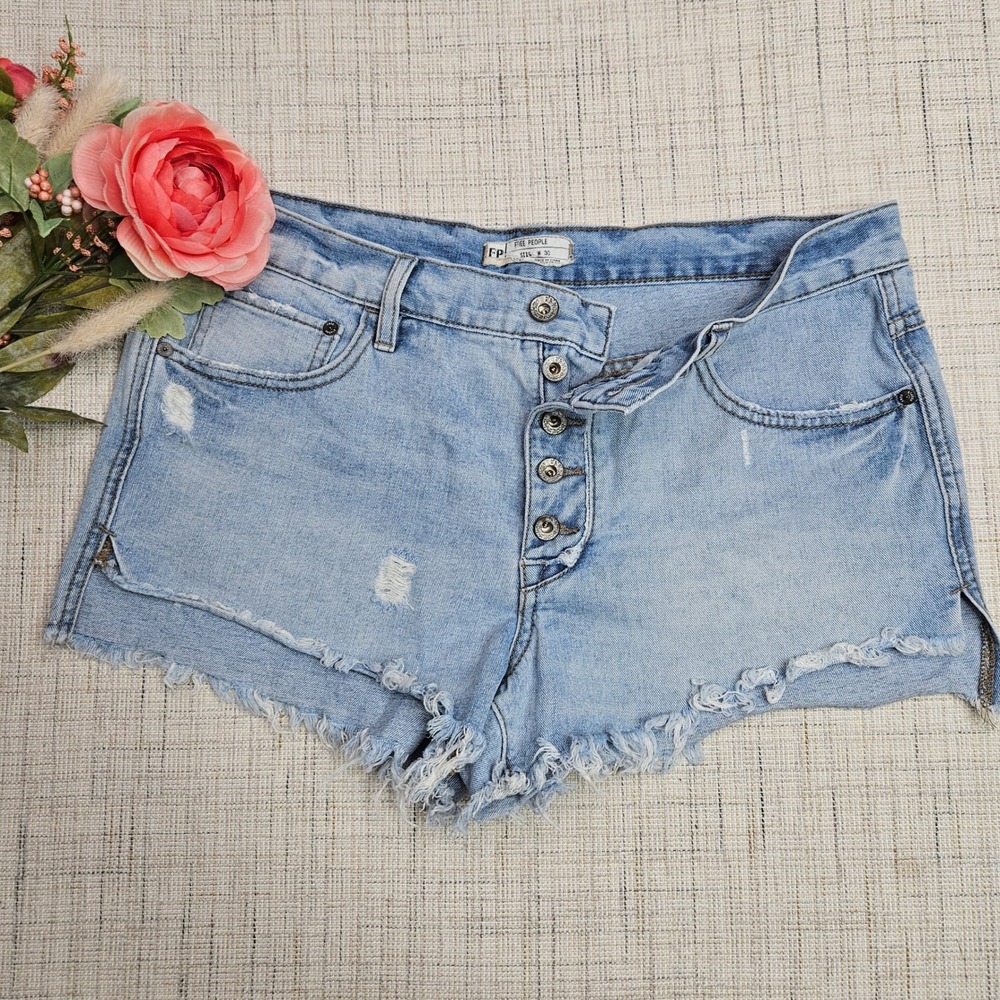 Free People Denim Shorts Distressed Frayed Hem Button Fly Light Wash 30